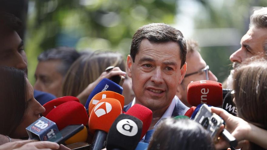 El presidente de la Junta de Andalucía, Juanma Moreno, atiende a la prensa a su llegada a la sede del PP en Madrid, para asistir a la Junta Directiva Nacional de su partido, un día después de las elecciones andaluzas.