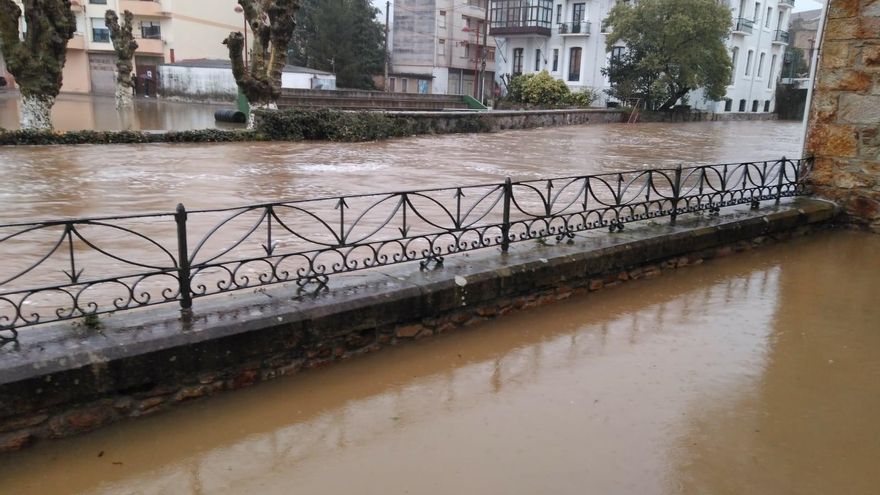 Se desborda el río Asón en Ampuero y se evacua en lancha a los trabajadores del polígono de Marrón