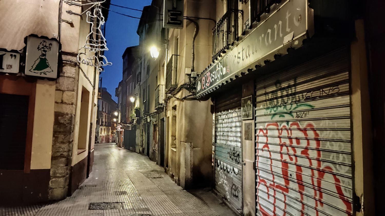 El Besugo en una vista por la salida al centro por la calle Azabachería.