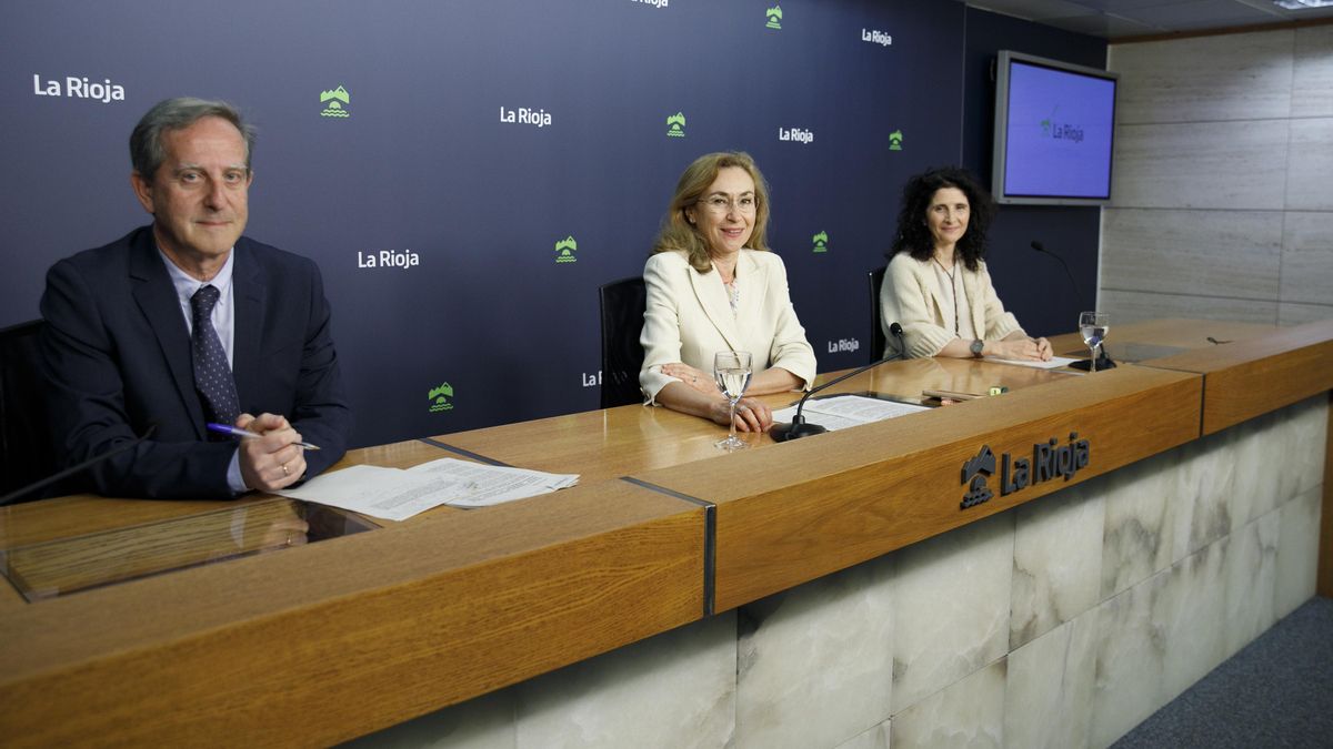 La consejera de Salud y Políticas Sociales, María Martín, acompañada por el subdirector general de la Estrategia de Salud Mental y Emocional, Carlos Piserra, y la coordinadora del Centro ‘Conecta Suic’, Magdalena Pérez