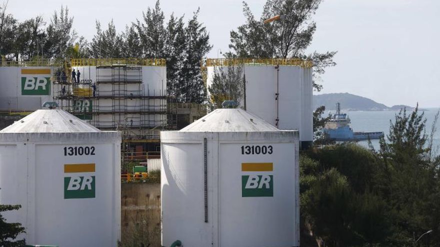 Trabajadores de la estatal Petrobras, la mayor compañía de petróleos de Brasil, iniciaron este sábado una huelga indefinida en todo el país, por el cierre de una fábrica de fertilizantes que causará el despido de cerca de 400 empleados y por incumplimientos en el acuerdo laboral colectivo..