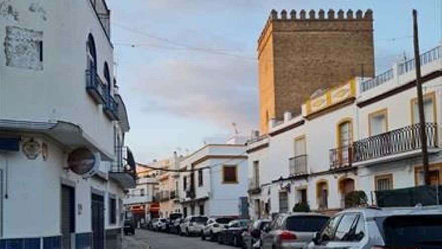Centro de La Algaba, con la Torre de los Guzmanes al fondo