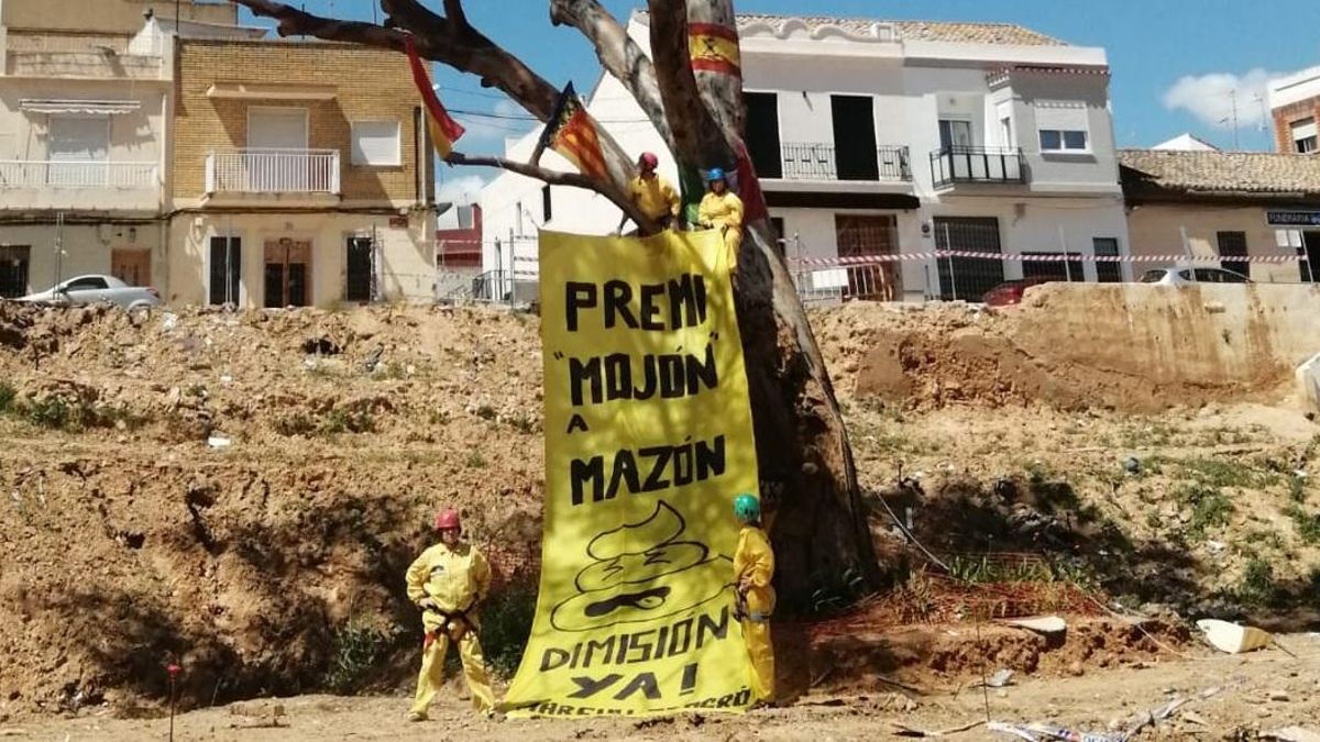 Activistas de AE-Agró desplegan la pancarta del premio 'Mojón' a Carlos Mazón.