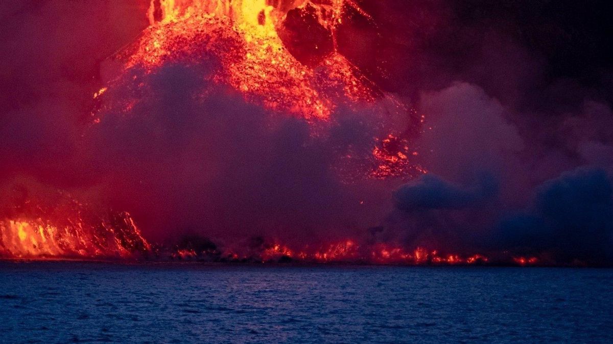 Coladas de lava llegando al litoral.