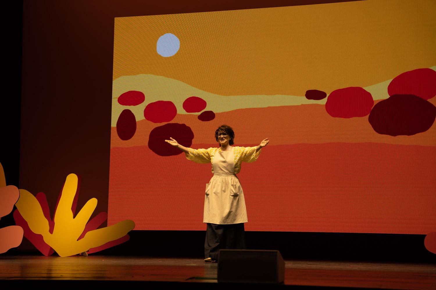 La presentadora, Silvia Abril, sobre el escenario del auditorio El Batel, vestida alegóricamente de huertana, al comienzo de la Gala