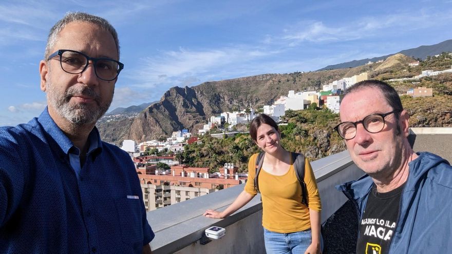 José F. Arozena, profesor de La Palma, con los técnicos encargados de instalar el nuevo fotómetro, Alejandra y Javier.