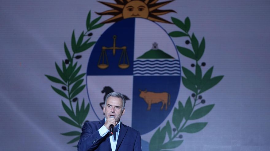 Yamandú Orsi se impuso en el balotaje y el Frente Amplio vuelve al poder en Uruguay