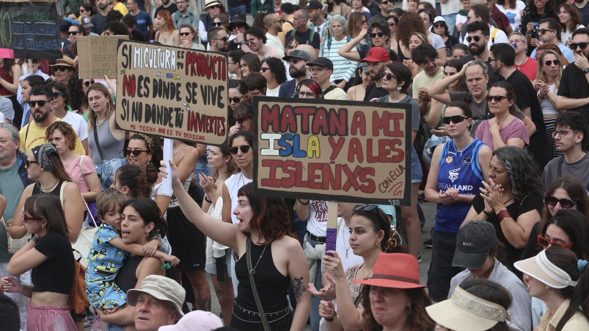 Centenares de personas se concentraron en Las Palmas de Gran Canaria por el derecho a una vivienda digna. (ALEJANDRO RAMOS)