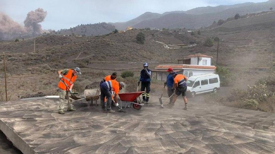Concejales de La Palma se suben a los tejados a limpiar cenizas del volcán con voluntarios