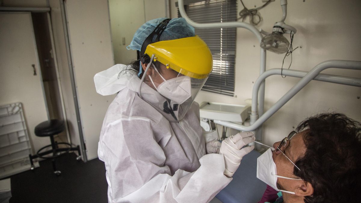 La cartera sanitaria indicó, según la más reciente actualización de datos, que 12.657 contagios se encuentran activos y agregó que la incidencia ascendió a 1.509,1 casos positivos por cada 100.000 personas. EFE/ Esteban Biba/Archivo