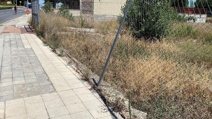 Basura, pintadas y maleza: vecinos de Lobete alertan de las deficiencias de la zona