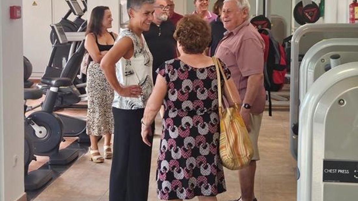 La alcaldesa charla con usuarios de la piscina en la nueva zona de gimnasio