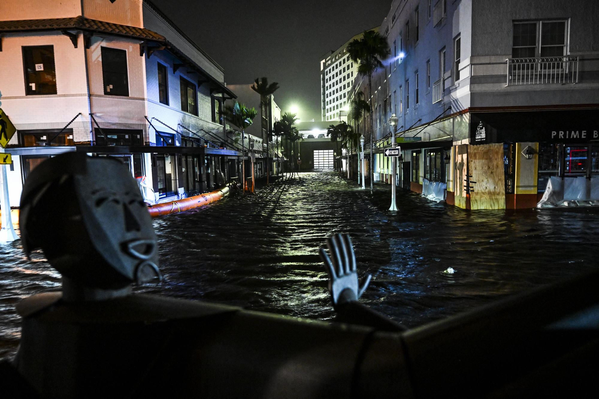 Las calles inundadas en Fort Myers, Florida, después de que el huracán tocara tierra
