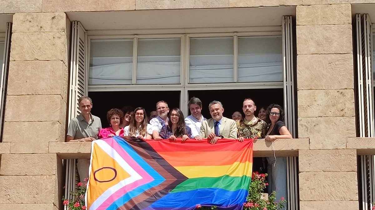 Representantes de Gylda cuelgan la bandera LGTBIQ+ del balcón del Ayuntamiento de Logroño con el alcalde Conrado Escobar