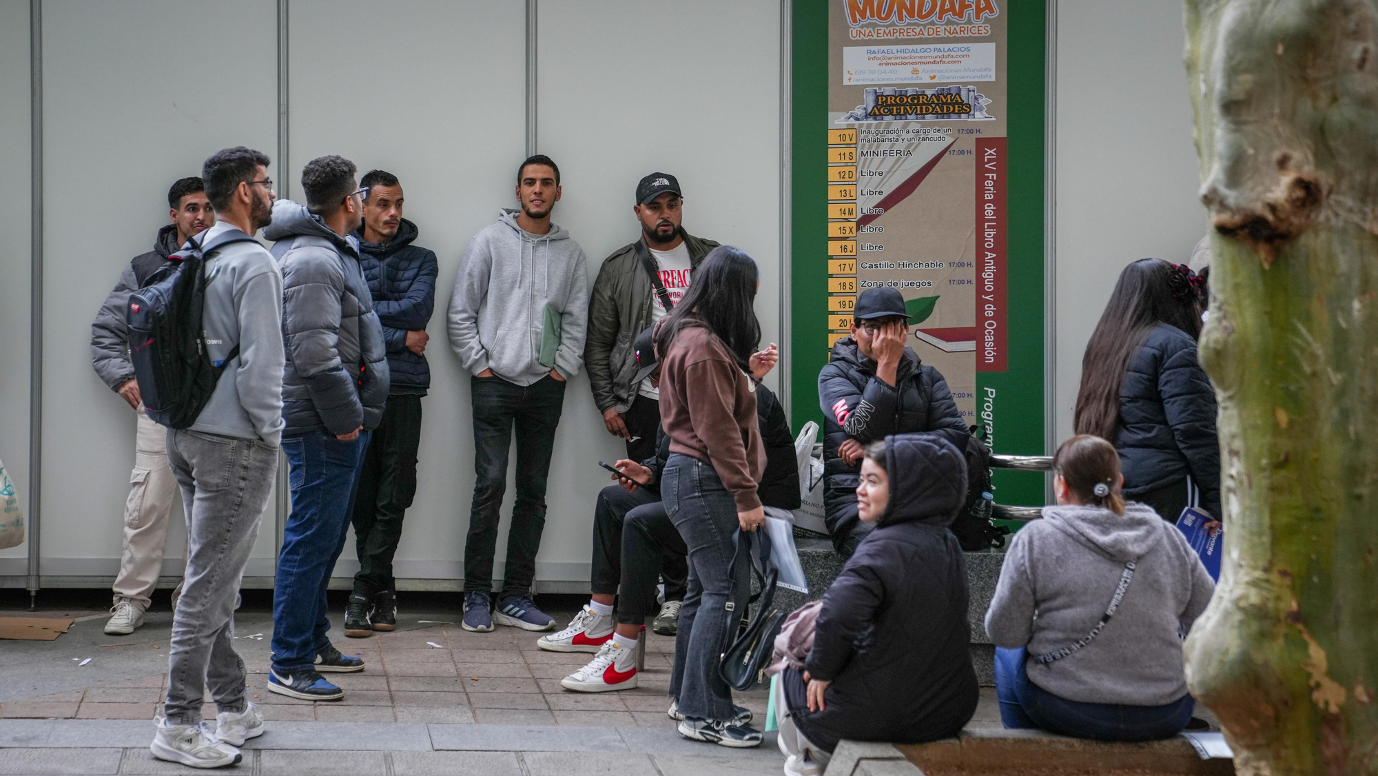 Largas colas de personas migrantes durante la atención presencial para su regularización