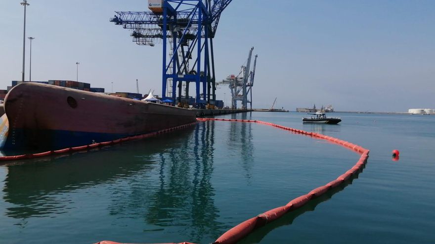 El juzgado abre una investigación por el vuelco de un buque en el Puerto de Castellón
