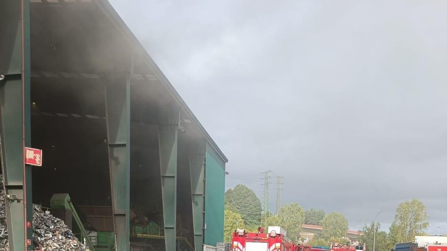 Un incendio en una planta de reciclaje condenada por delitos ambientales obliga a cerrar ventanas en Erandio