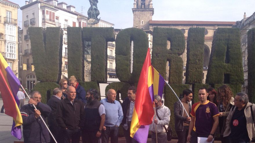 La Asamblea Ciudadana Pro-Referendum sobre monarquía o república en el acto de constitución en Vitoria.