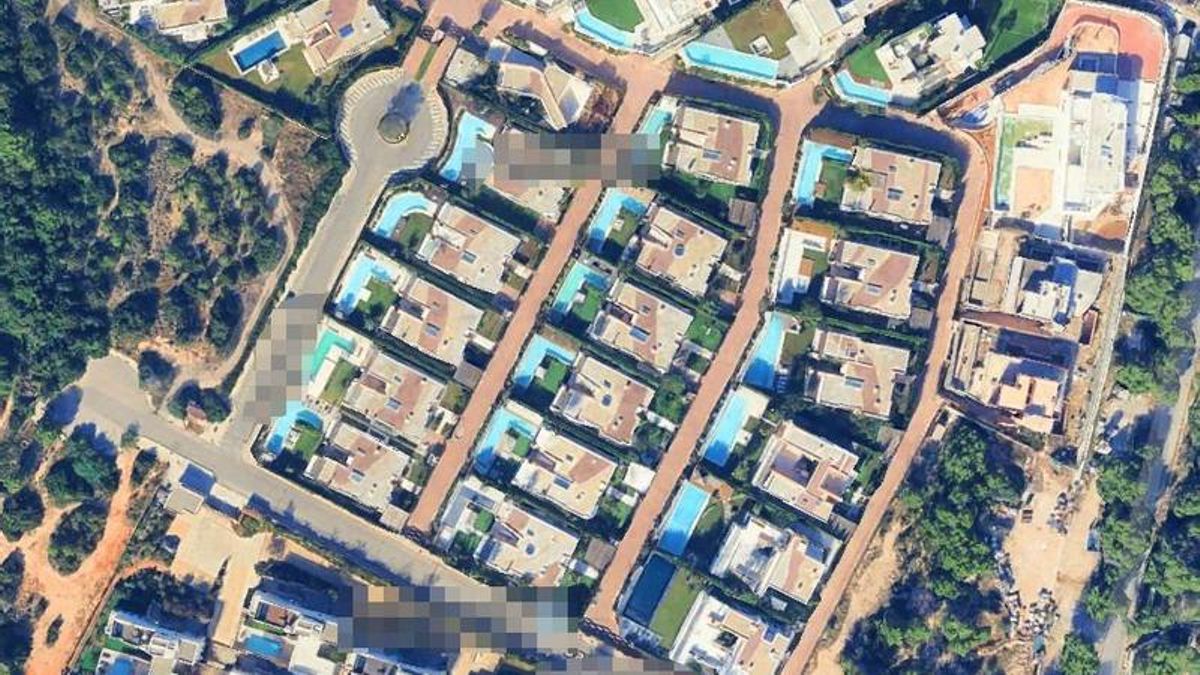 Vista aérea de piscinas en la isla de Ibiza