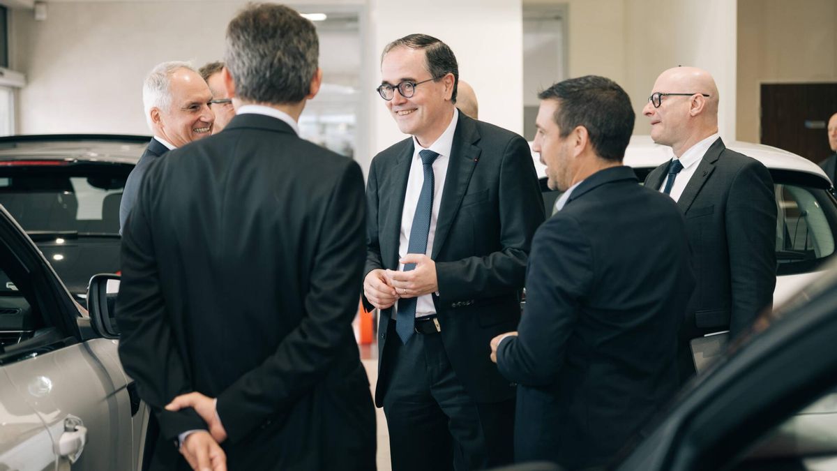 François Provost, CEO del Grupo Renault (en el centro), con otros directivos.