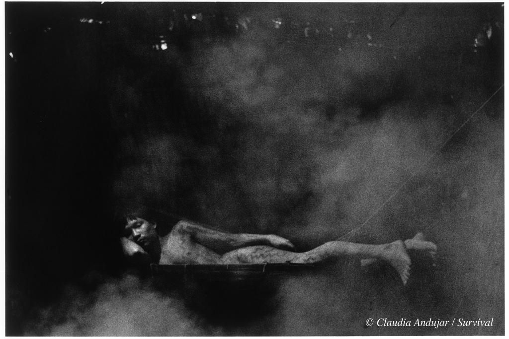 El mundo de los espíritus es una presencia constante y una parte fundamental de muchas sociedades indígenas. Los chamanes yanomamis (xapiripë thëpë) están guiados por espíritus (xapiripë) y por la sabiduría de sus ancestros. Controlan las tormentas y advierten a los vientos, evitan que el cielo se caiga y usan sus poderes para garantizar el éxito en la caza, curan enfermedades y hacen huir a los espíritus hostiles./ Fotografía: ©Claudia Andujar / Survival International