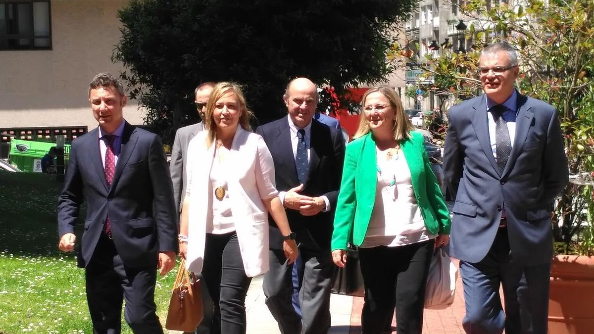 Guindos defiende que "un gobierno del PP, PSOE y C's es lo más adecuado para hacer frente" a los retos de futuro