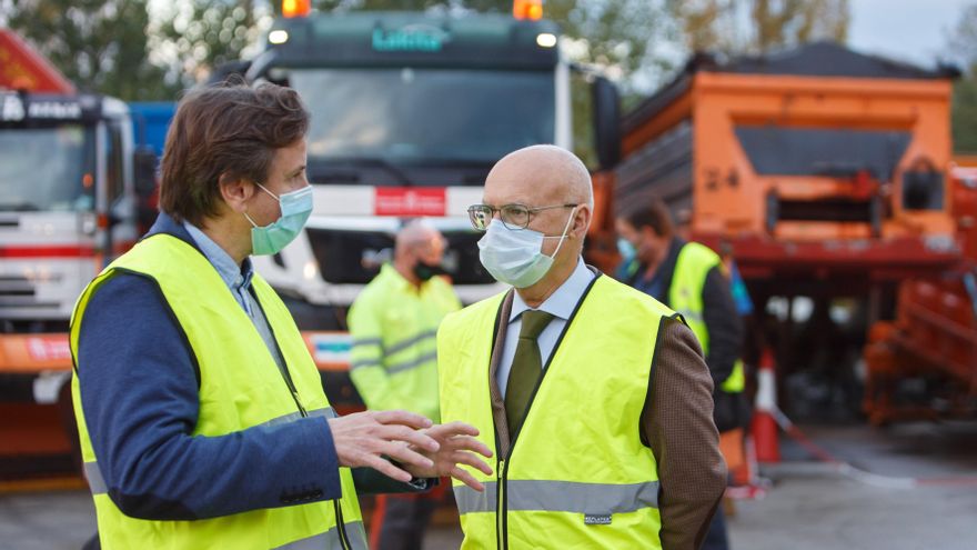 Archivo - El consejero Ciriza y el director general de Obras Públicas e Infraestructuras, Pedro López, durante una visita al centro de conservación de autovías de Irurtzun.