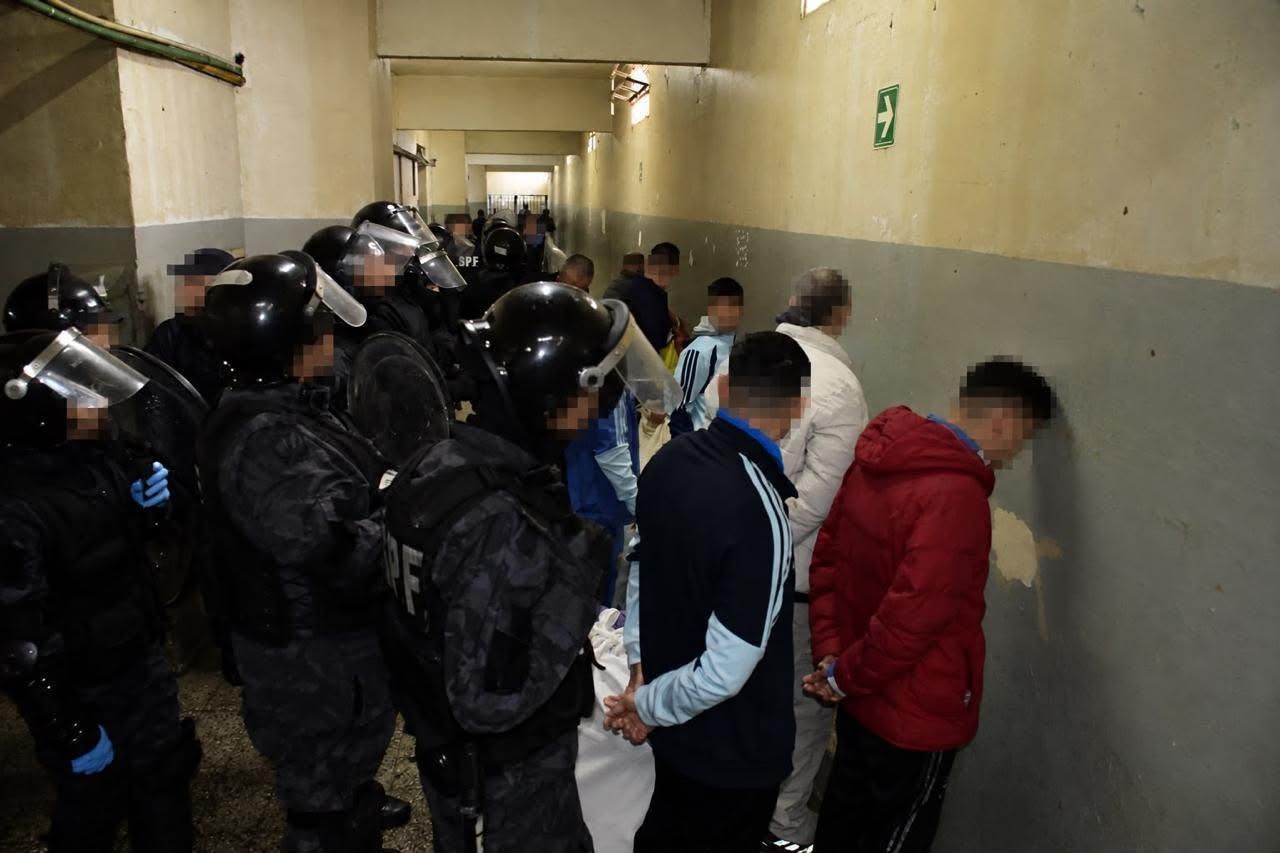 El operativo comenzó el domingo pasado, después de que la Resolución 1042/2026 habilitara formalmente el funcionamiento del complejo de Marcos Paz y dispusiera el cese de las actividades penitenciarias en Devoto.