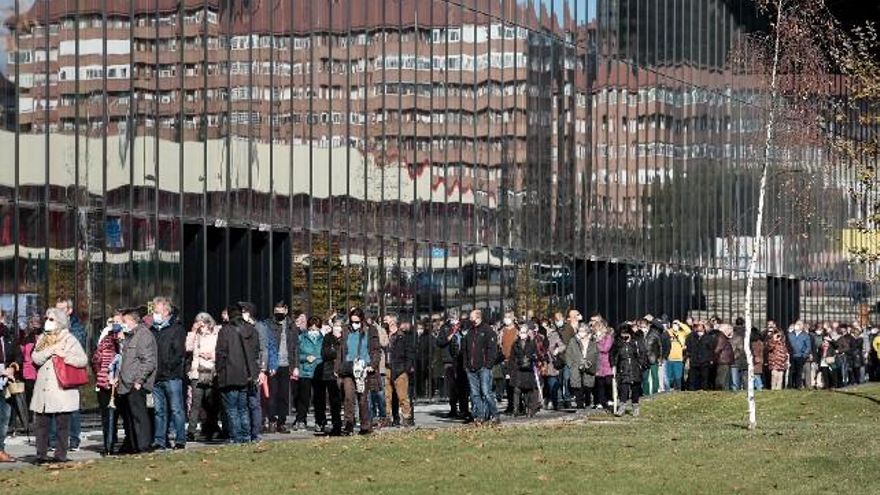 Largas colas en el Palacio de Exposiciones de León para recibir la tercera dosis de la vacuna contra el coronavirus. // Campillo / ICAL