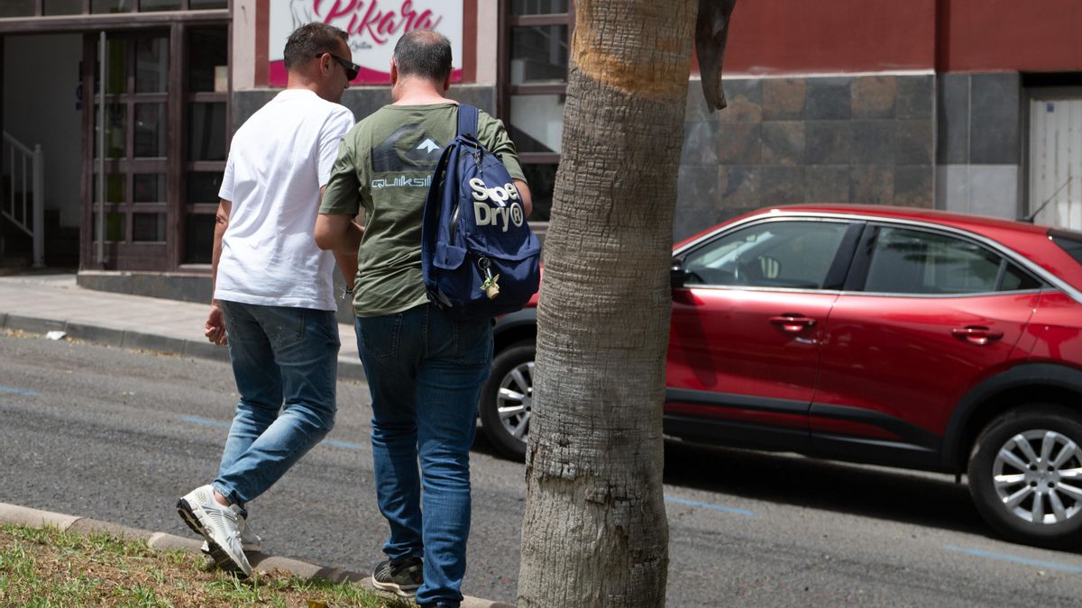 El arquitecto técnico municipal José Luis Espinel abandona la sede del Ayuntamiento de Puerto del Rosario custodiado por un agente policial.
