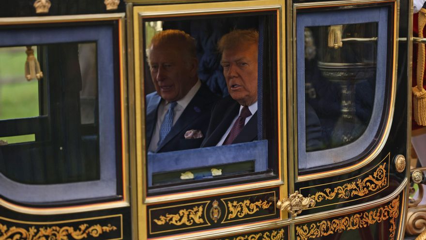 Carlos III y Trump pasan revista a la Guardia Real en el castillo de Windsor