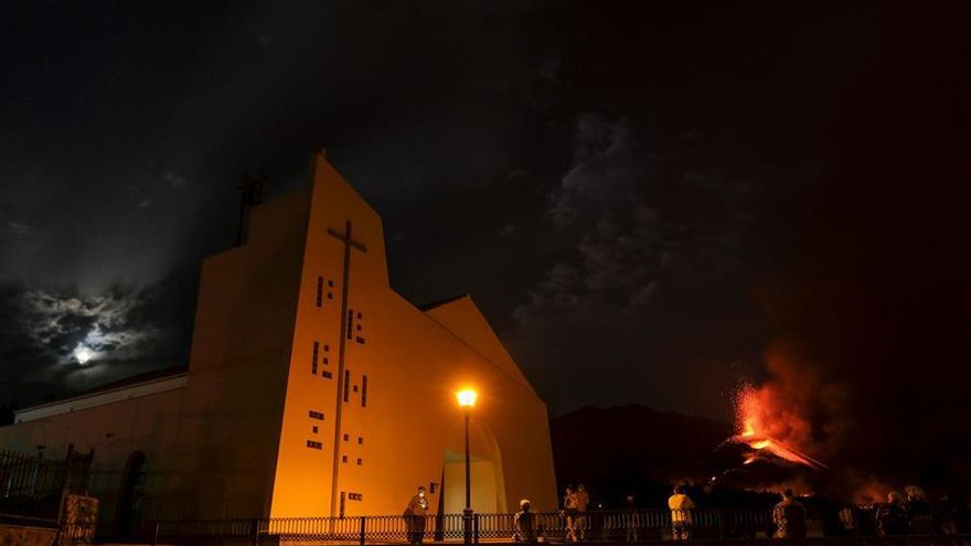 El día número 31 de la erupción de La Palma, que se cumplía este miércoles, se ha saldado con la evacuación de otro medio centenar de viviendas en Tazacorte y Los Llanos de Aridane, por avance de las coladas ya cerca de la costa. EFE/Ángel Medina G.
