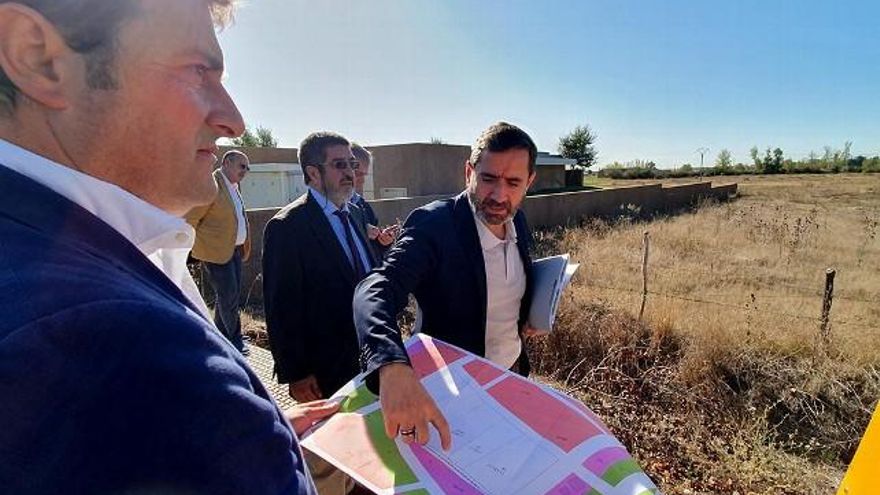 El alcalde Manuel García y el gerente del Sacyl (centro con gafas de sol) revisando los planos.