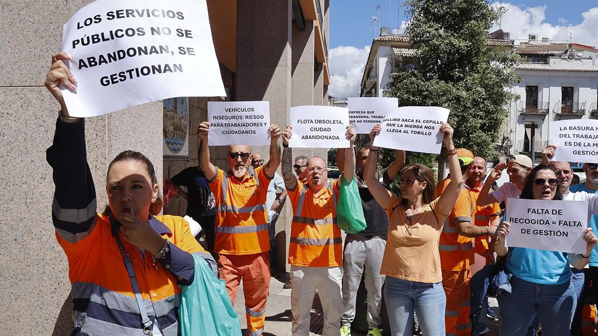 Protesta de trabajadores de Sadeco en la puerta del Ayuntamiento