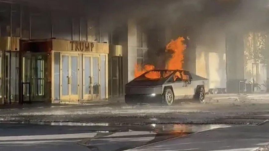 Un muerto y siete heridos tras la explosión de un Cybertruck de Tesla frente a un Trump Hotel en Las Vegas