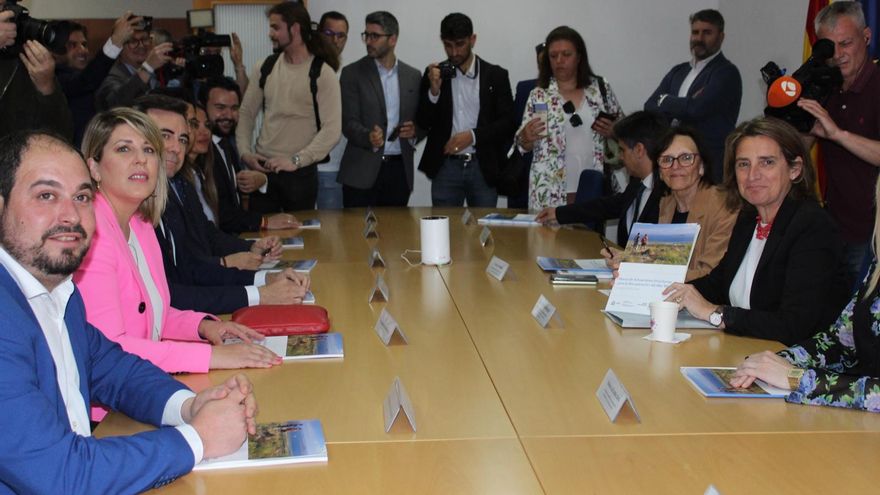 Teresa Ribera apuntala el compromiso del Gobierno con el Mar Menor con un aumento de 200 millones de inversión