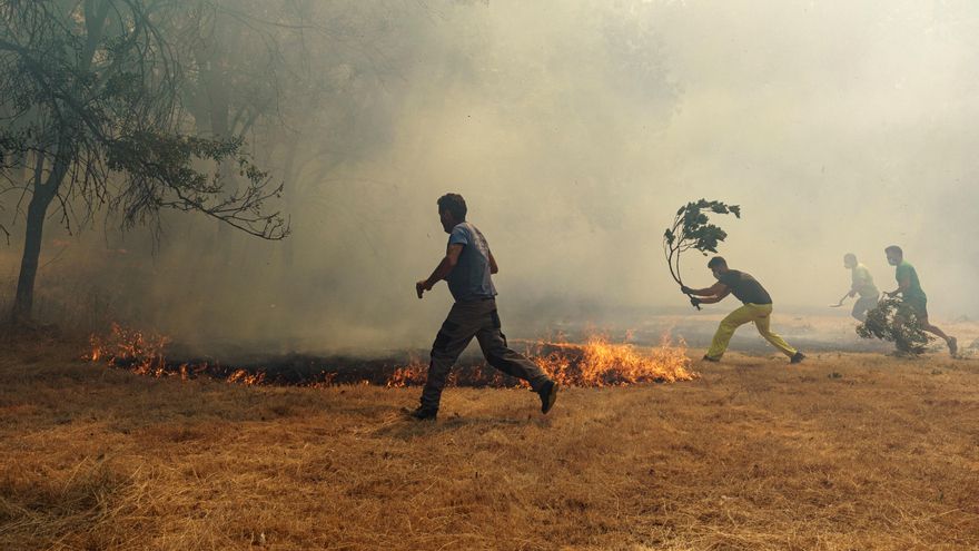 Vecinos de Villarejo apagan un foco del incendio declarado en Navalacruz (Ávila). EFE/Raúl Sanchidrián