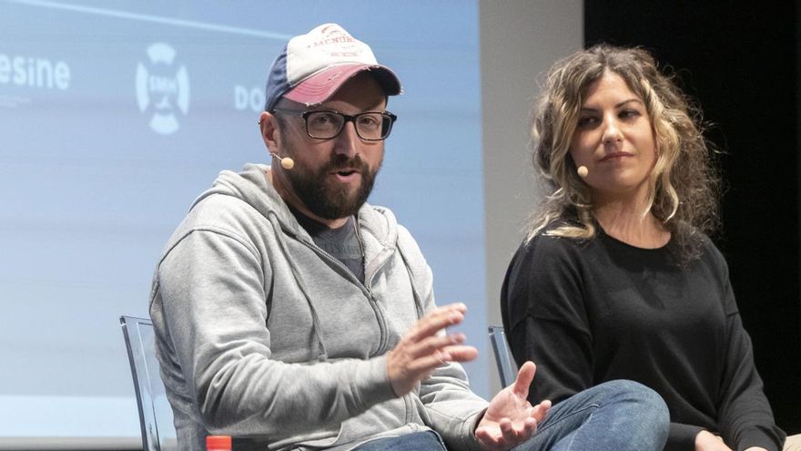 Javi Julio, director de 'Aita Mari', interviene ante la atenta mirada de Lola Hierro.