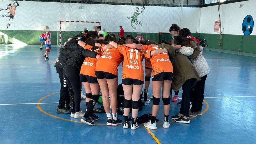 Familiares del equipo cadete femenino del Balonmano Torrelavega interponen una denuncia por 'bullying' ante la pasividad del club