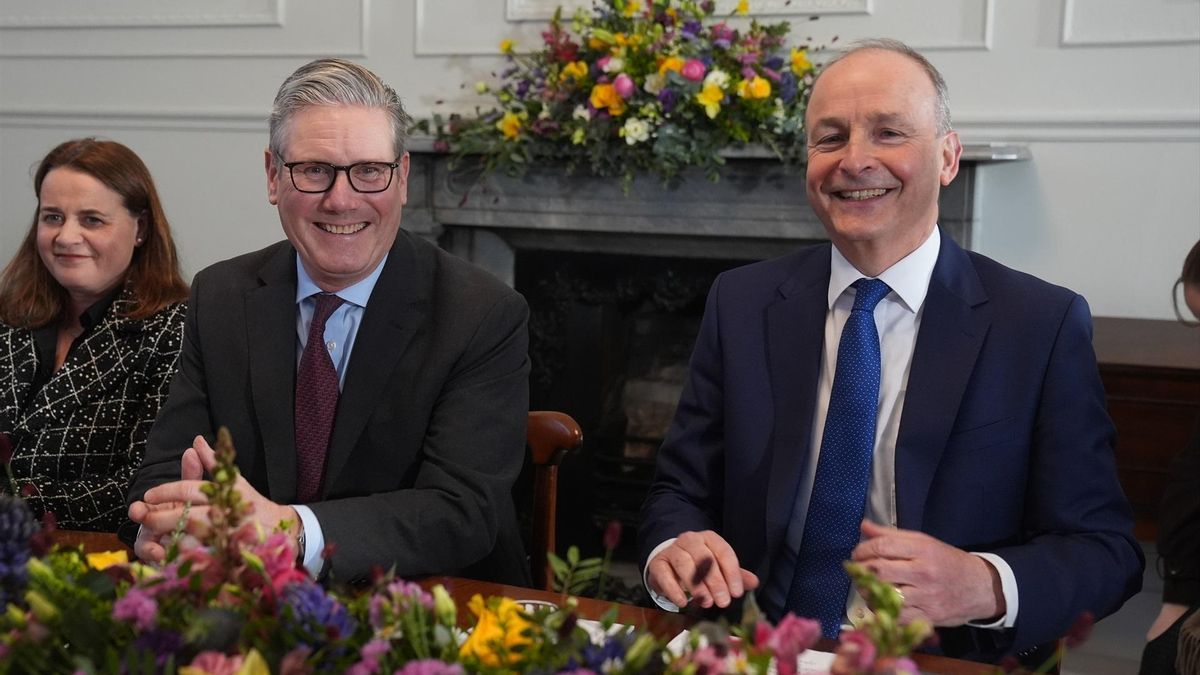 El primer ministro británico, Keir Starmer, y el primer ministro irlandés, Micheál Martin, el 12 de marzo en Cork, Irlanda.