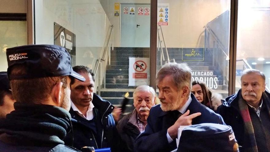Un fondo de inversión cierra a la fuerza un mercado de abastos de Madrid con sus comerciantes y propietarios dentro