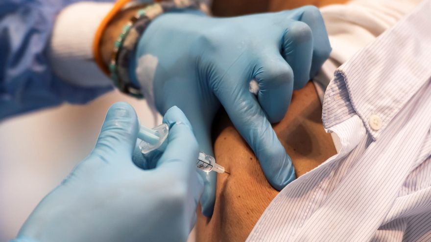Un sanitario administra una vacuna contra la covid. EFE/ Raúl Caro/Archivo