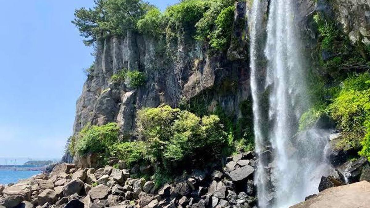 Cascada Jeongbang, de 25 metros de caída directamente al mar