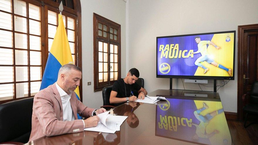 La UD Las Palmas se queda en propiedad a Rafa Mujica tras el acuerdo con el Leeds