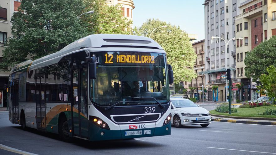 Archivo - Un autobús urbano circula por una calle de Pamplona un día después de que el Gobierno anunciara las medidas de desescalada por la pandemia del coronavirus, en Pamplona (Navarra) a 29 de abril de 2020.