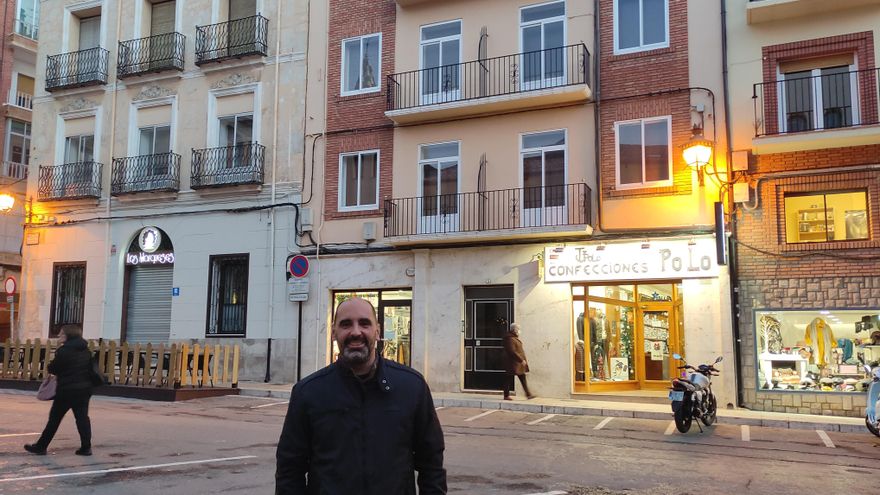 Iván Núñez, autor de la biografía 'Chomón a media luz" frente a la casa (centro) donde vivió el cineasta durante su corta estancia en Teruel, en la entonces plaza de la Libertad.