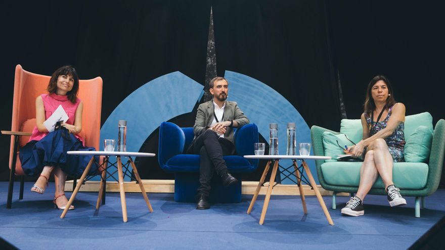 María Ramírez e Ignacio Escolar, subdirectora y director de elDiario.es, junto a María O'Donnell, directora y locutora en la emisora argentina Urbana Play FM.