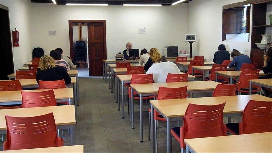 Imagen de archivo de estudiantes de la UNED en La Palma realizando un examen.