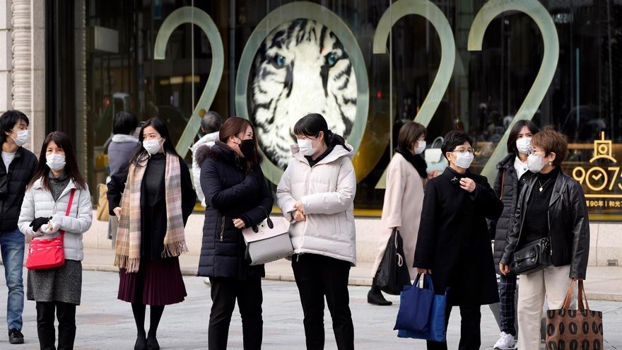 Personas con mascarilla en una calle de Tokio.