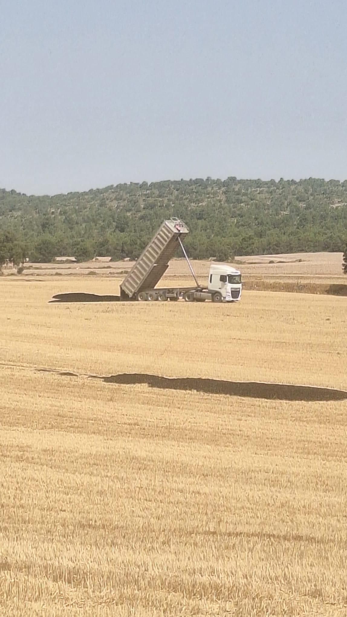 Camión descargados los lodos en el terreno de Alcalá del Júcar
